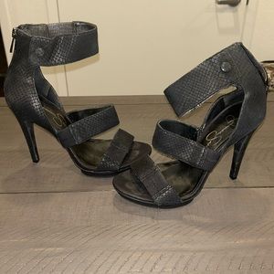 Jessica Simpson shies